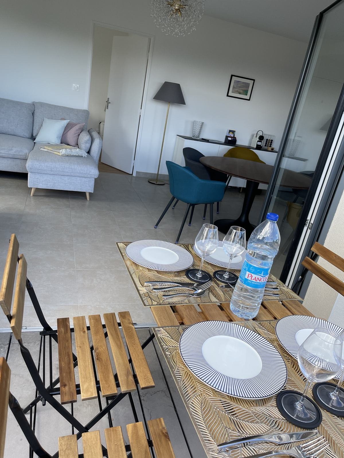 Table dressée sur le balcon
