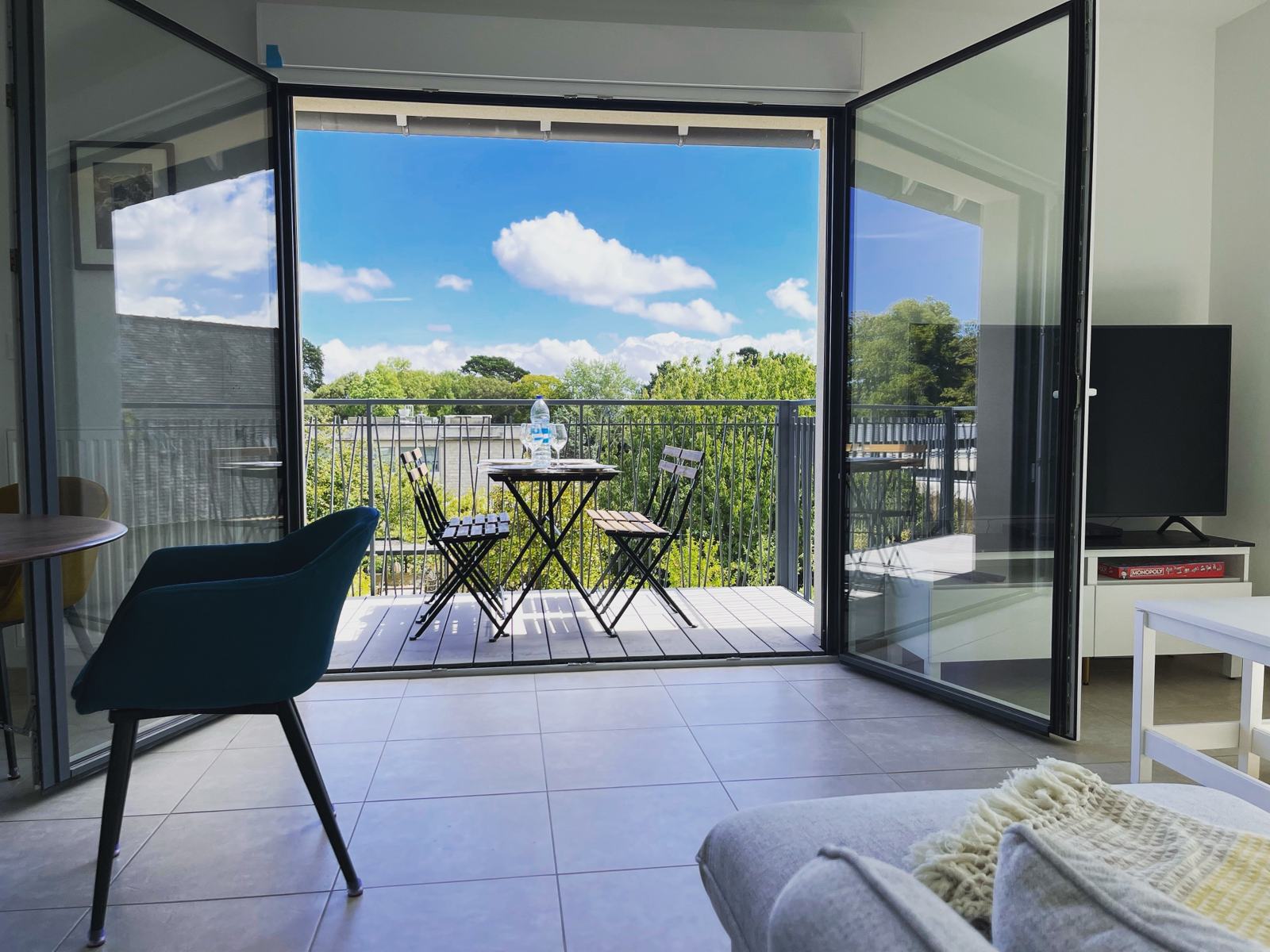 Séjour ouvert sur le balcon et les jardins
