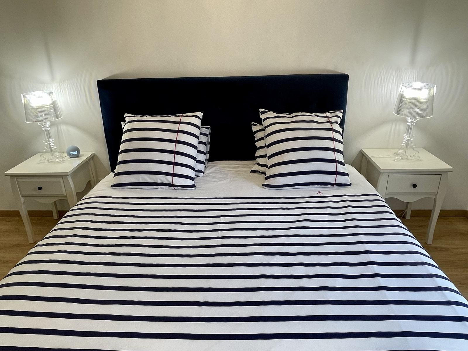 Lit king size et linge marinière