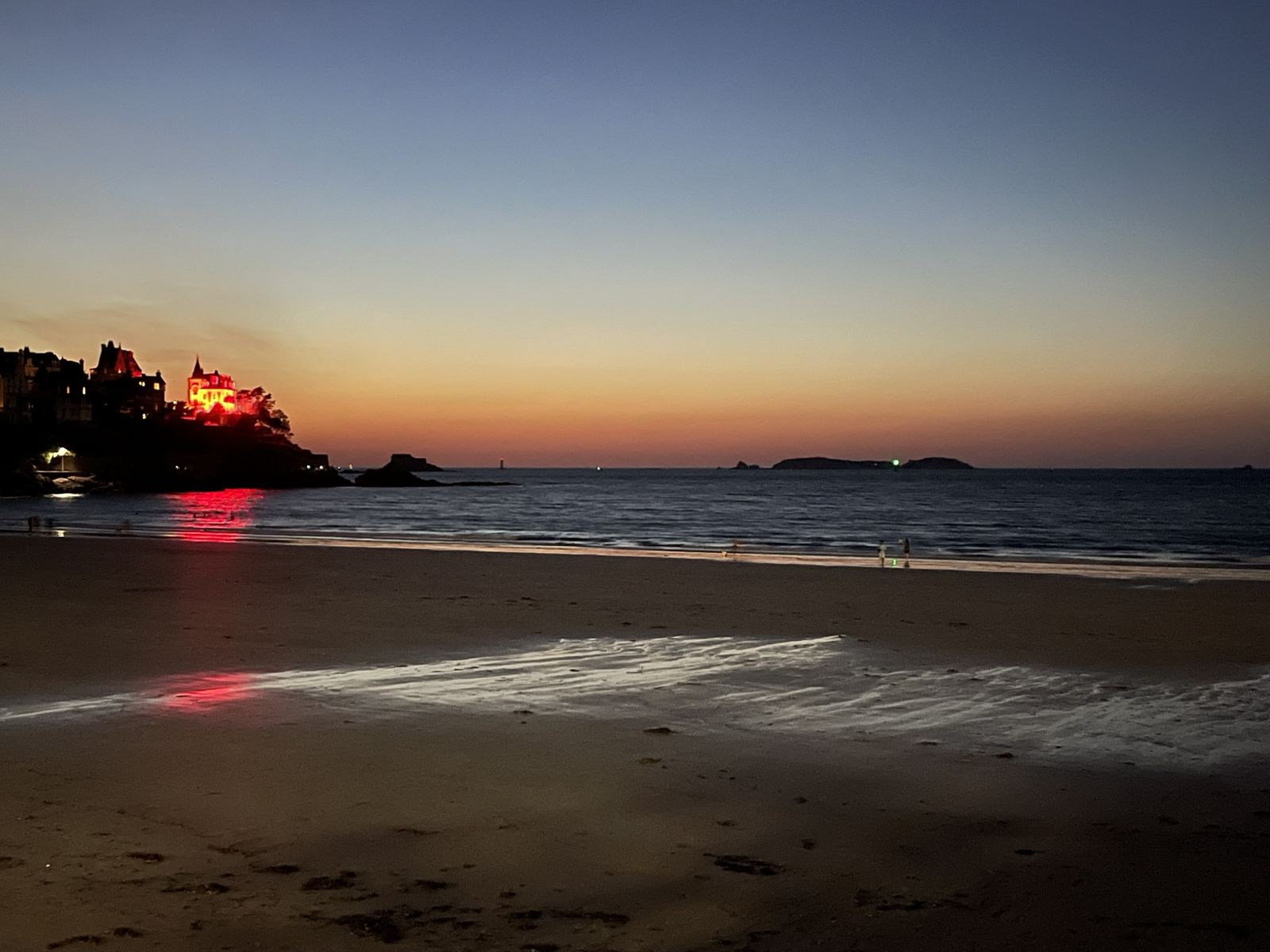 Crépuscule sur la plage de Dinard, villa illuminée